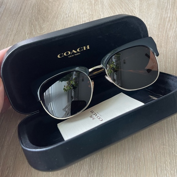 Coach Accessories - 🔥Flash Sale🔥🔥Women’s Coach Bobbie Frames Sunglasses - Black/Tortoise/gold